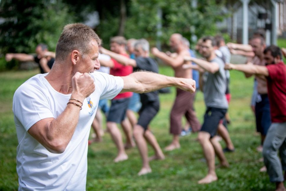 Richard Gonzor učí thajský box na semináři